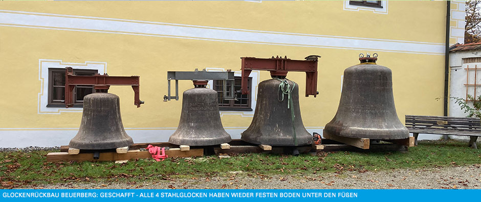 22. Oktober 2025: Aufatmen, es hat geklappt: Die vier Stahlglocken stehen sicher vor dem Pfarrhaus.  - © 