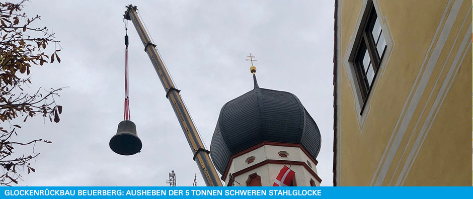 22. Oktober 2025 - ein großer Moment: Die in 2023 havarierte 5 Tonnen schwere Stahlglocke schwebt nach unten. - © 